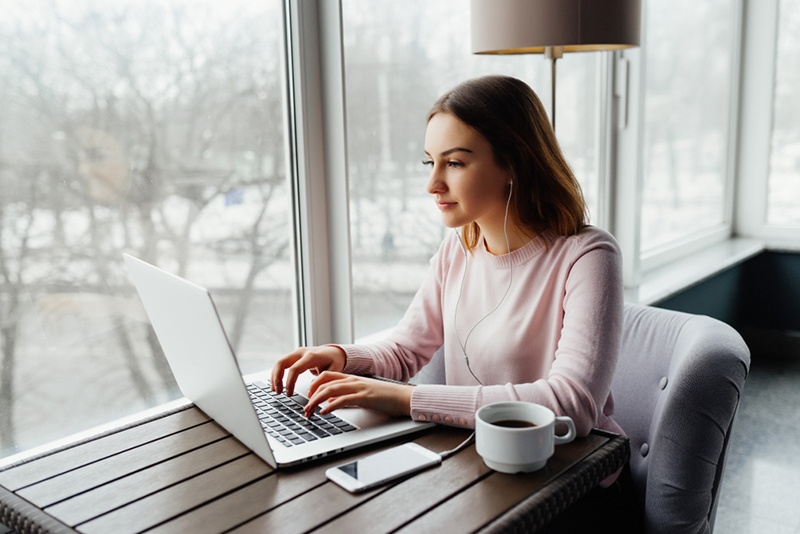 Why Working Out Of A Cafe Is A Bad Idea